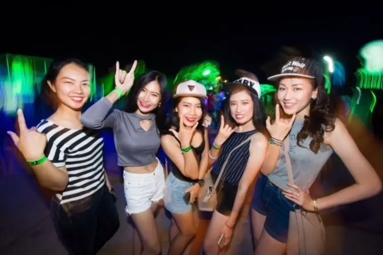 ช้างคาร์นิวัล นีออน เดอะ ไนท์ เคลื่อนทัพบุกขอนแก่นกันเต็มอัตรา ขนเครื่องเล่นอย่างเขาวงกตเลเซอร์สั่งตรงจากนิวซีแลนด์ พบคอนเสิร์ตสุดฮิต อย่าง 25hours และแจ๊ส สปุ๊กนิคฯ เขย่าใจวัยมันส์ ระเบิดขอนแก่นทั้งเมือง..ให้เรืองแสง