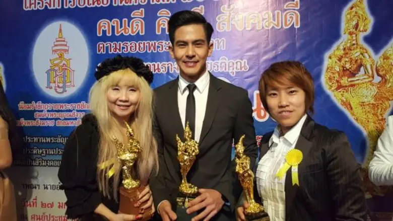 ภาพข่าว: จิ๊ก-นก-โอริเว่อร์ นำทีมนักแสดง เข้ารับรางวัล “พระกินรี” ครั้งที่ ๖