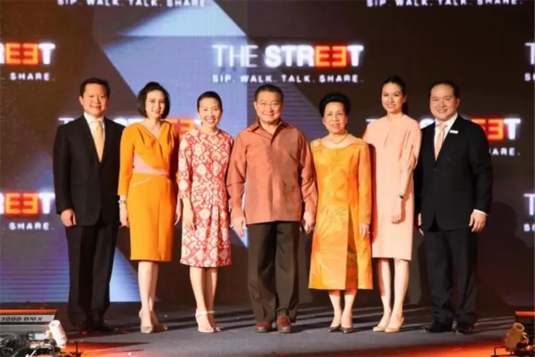 นายปณต สิริวัฒนภักดี (ขวา) ประธานเจ้าหน้า...