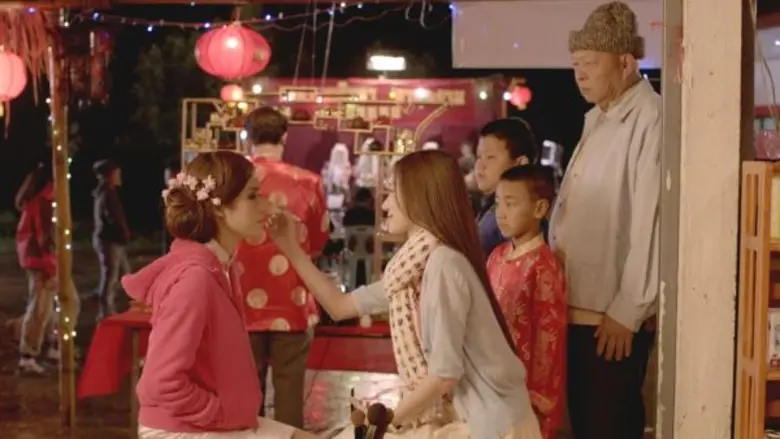 จิน พา ตูน ดีดกีต้าร์-ร้องเพลงท้าลมหนาวในงานเทศกาลชิมชา บนดอยแม่สลอง