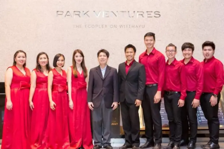 วิชัย มหัตเดชกุล (ที่ 5 จากซ้าย) ผู้ช่วยก...