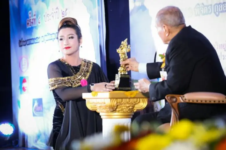 คุณหนึ่ง เอพริล และ คุณพีช สุพิชญา สองผู้...