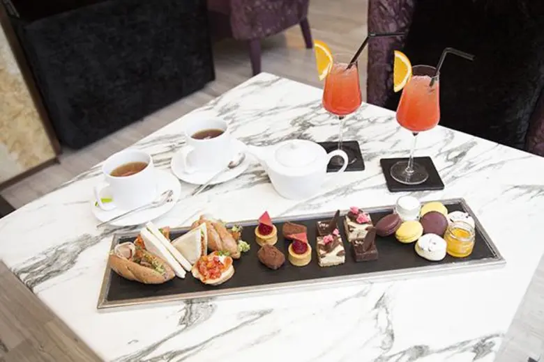 ห้องอาหารมอนโดเอาใจคนรักขนมหวานและการจิบช...