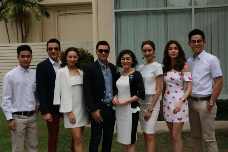 ผู้จัดคนเก่ง น้อง-พรสุดา แห่งค่าย ดี วัน ทีวี นำทีมนักแสดงบวงสรวงละครรีเมคสุดแซบ เมียหลวง