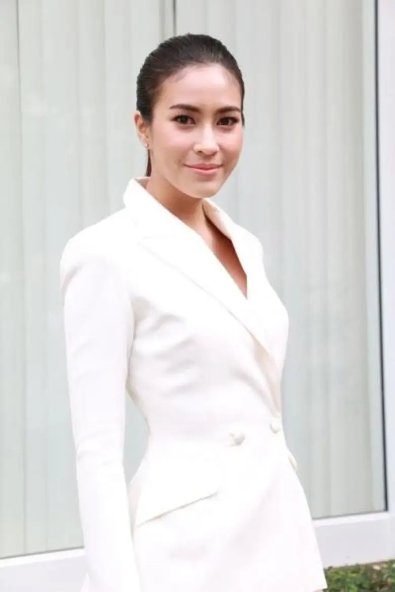 ผู้จัดคนเก่ง น้อง-พรสุดา แห่งค่าย ดี วัน ทีวี นำทีมนักแสดงบวงสรวงละครรีเมคสุดแซบ เมียหลวง