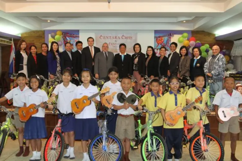 มร.วิม เอ็น. เอ็ม. ฟาเก็ล (แถวบน คนที่ 8 ...