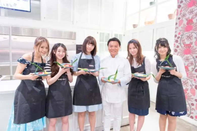 5 สาว AKB48 ปลื้มเมืองไทย!!! สุดฟิน!!! เรียนทำ “อาหารไทย” และกราบพระนอนวัดโพธิ์