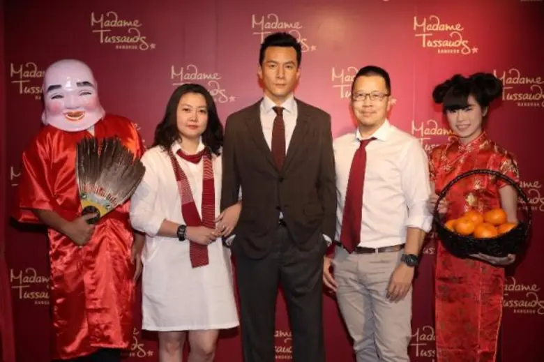 นพดล ประพิมพ์พันธ์ (ที่ 2 จากซ้าย) ผู้อำน...