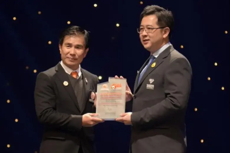 อาจารย์อวยชัย คูหากาญจน์ ผู้ช่วยอธิการบดี...