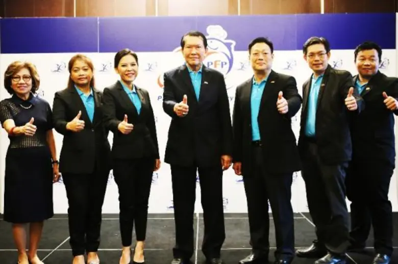 นายทวี ปิยะพัฒนา (ที่ 4 จากซ้าย) ประธานกร...