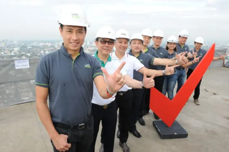 คุณชานนท์ เรืองกฤตยา (ที่ 1 จากซ้าย) ประธ...