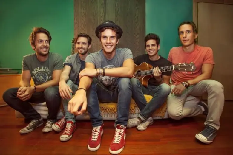 “DVICIO” ปล่อยคลิปร้องเพลงไทย 'อยู่ต่อเลยได้ไหม’ อ้อนแฟนๆ ก่อนบินลัดฟ้ามาให้กรี๊ดกันเต็มๆ ปลายเดือนกุมภาฯ