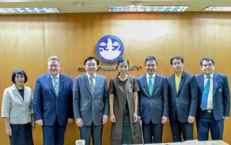 พณฯ ท่านกอบกาญจน์ วัฒนวรางกูร (คนกลาง) รั...