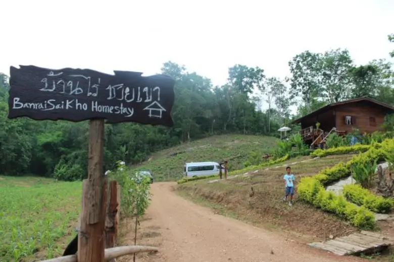 สัมผัสวิถีธรรมชาติ ภูมิปัญญาดั้งเดิม เติมเต็มด้วยองค์ความรู้ ความสำเร็จของงานวิจัยบนรากฐานของชุมชน ณ หมู่บ้านนาต้นจั่น อำเภอศรีสัชนาลัย จังหวัดสุโขทัย ต้นแบบหมู่บ้านอุตสาหกรรมชนบทเพื่อการท่องเที่ยว
