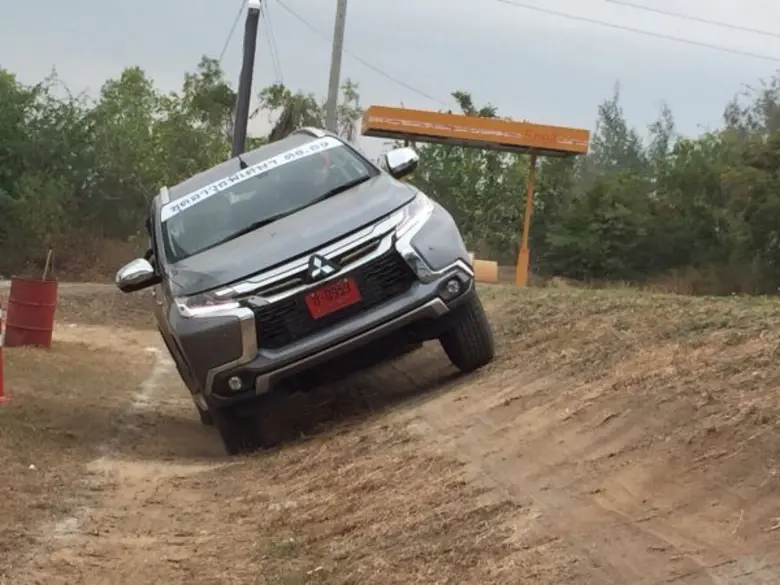 มิตซูบิชิสนับสนุนปาเจโร สปอร์ตใหม่พร้อมฝึกอบรมทักษะการขับขี่รถยนต์ขับเคลื่อน 4 ล้อ แก่เจ้าหน้าที่ตำรวจชุดอาวุธพิเศษประจำขบวนเสด็จพระราชดำเนินโดยรถยนต์