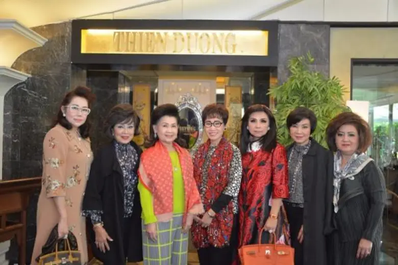 กลุ่ม "เพื่อนรัก-รักเพื่อน" นำโดย วี มาร์...