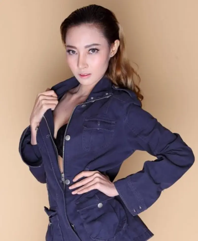 เป็นอีกหนึ่งศิลปินสาวสวยที่มีงานชนไม่ขาดส...