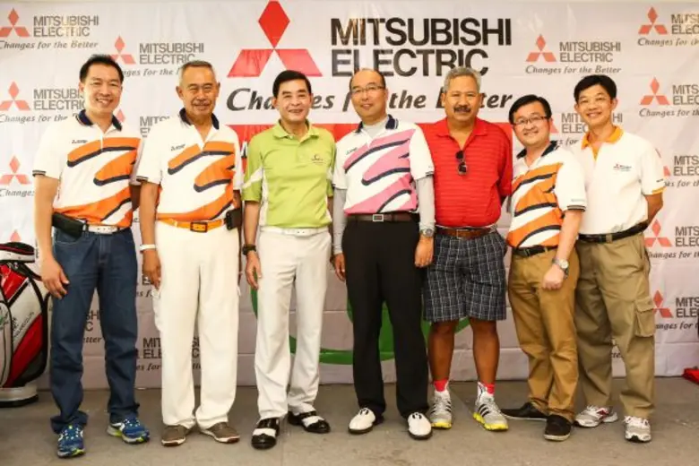 นายทัตสึโอะมัตสึโอกะ (กลาง) กรรมการผู้จัดการบริษัท ...