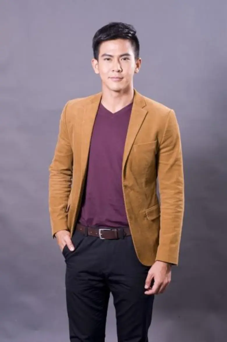 เรียกได้ว่าเป็นพระเอกหนุ่มม้ามืดที่ครองใจ...