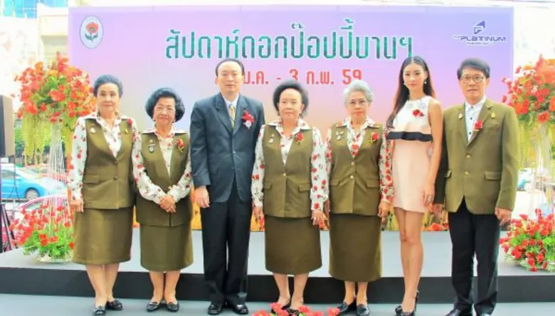 คุณหญิงแสงเดือน ณ นคร (ที่ 4 จากซ้าย) ประ...