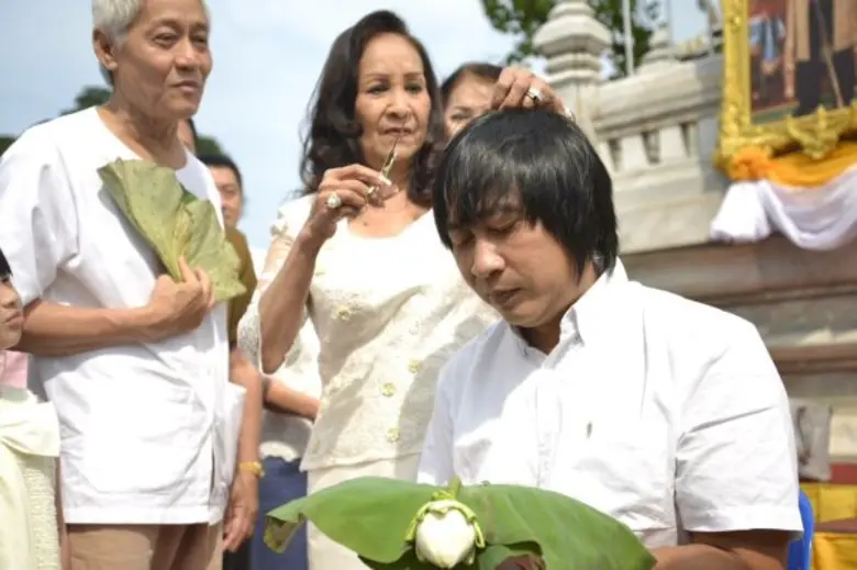 Gossip News: จอนนี่-เปิ้ล ปลงผมนาค ณ วัดเทพศิรินทร์