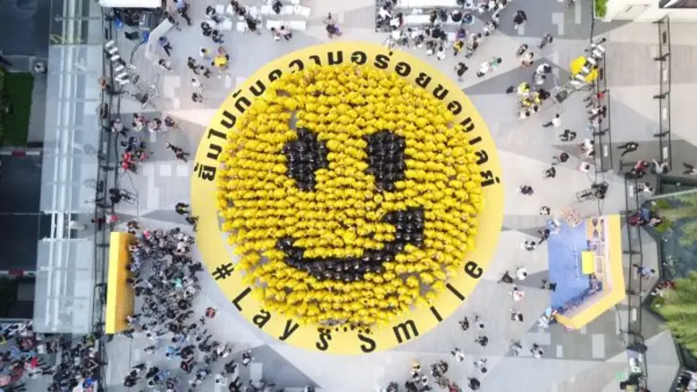 “เลย์” ฉลองความสำเร็จแคมเปญ “เลย์ สไมล์” ในโอกาสครบรอบ 20 ปี ผ่านการสร้าง “รอยยิ้ม” เลย์สไมล์ที่ใหญ่เป็นประวัติการณ์