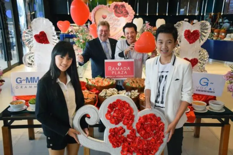 มร.เคล้าส์ เซนนิค (คนซ้าย แถวหลัง) ผู้จัด...