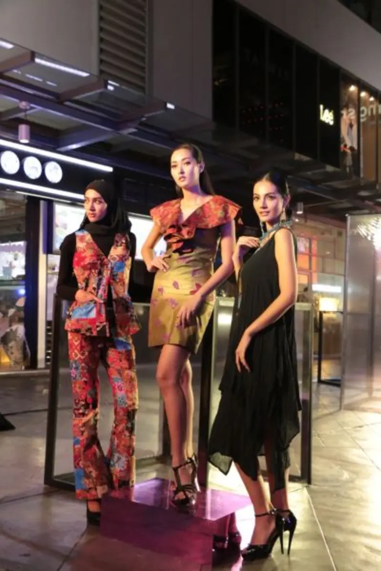 กสอ. ผนึกผู้ประกอบการ 6 ย่านการค้า โชว์ศักยภาพ “คลัสเตอร์แฟชั่น”  ดึง 42 แบรนด์ เมดอินไทยแลนด์ เปิดศักราชปี 59