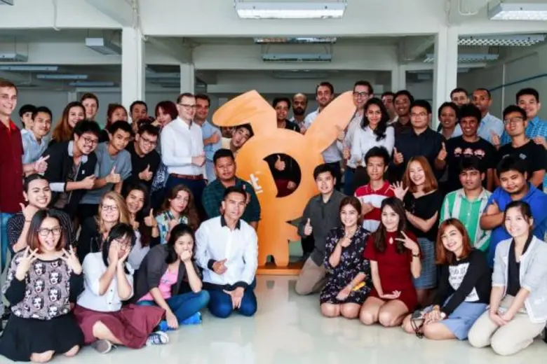 บริษัท บีเอสเอส โฮลดิ้งส์ จำกัด และ บริษั...