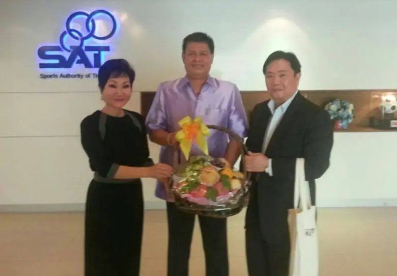 มอบกระเช้า คุณหญิงชดช้อย โสภณพนิช (คนซ้าย...