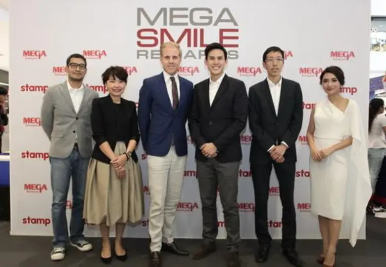 คริสเตียน โอลอฟสัน (ที่สามจากซ้าย) กรรมกา...