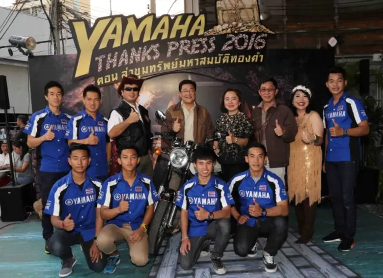 นายประพันธ์ พลธนะวสิทธิ์ (คนที่ 4 จากซ้าย...