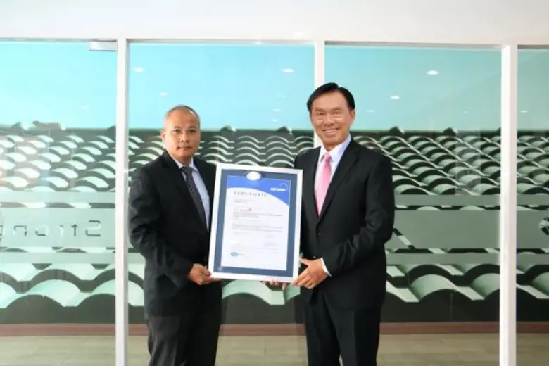 นายสาธิต สุดบรรทัด (ขวา) กรรมการผู้จัดการ...