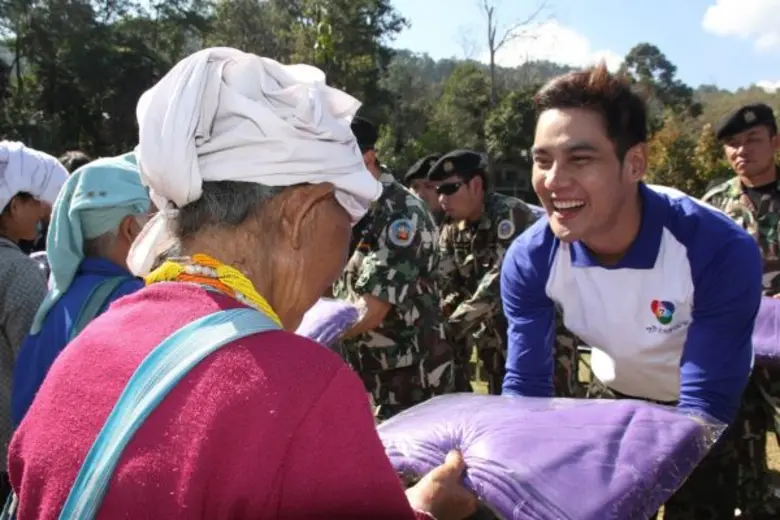 '7 สี ช่วยชาวบ้าน’ ร่วมกับ 'สนง.ทรัพย์สินฯ’ ส่ง 'จิณณะ-โอ๊ต’ ตะลุย ดอยอินทนนท์ นำทีมแจกผ้าห่ม เสื้อกันหนาว มอบไออุ่นให้แก่ชาว ต.บ้านหลวง จ.เชียงใหม่