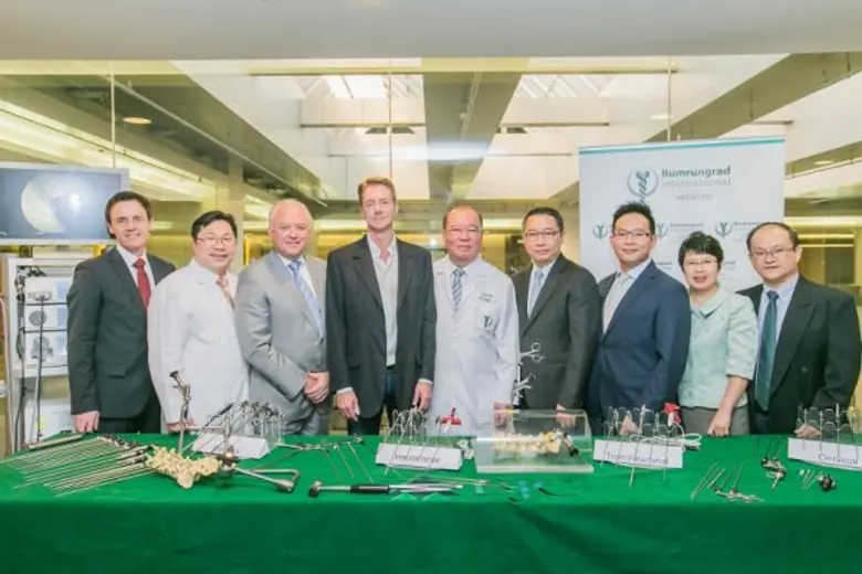 นพ. วีระพันธ์ ควรทรงธรรม (ที่ 4 จากขวา) ศ...