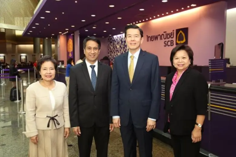 นายรณดล นุ่มนนท์ (ที่ 2 จากซ้าย) ผู้ช่วยผ...