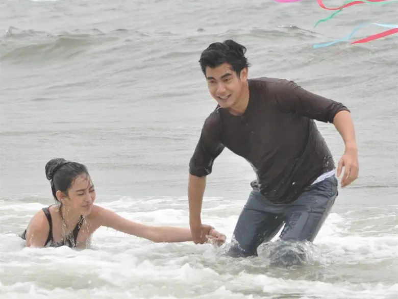 “มายด์” ตื่นเต้นเห็นทะเลครั้งแรก!! “ฌอห์ณ” เอ็นดู “ชวนเล่นน้ำ”