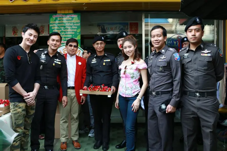 นักแสดงช่อง 3 และคนบันเทิง ร่วมแรงร่วมใจขายดอกป๊อปปี้ วันทหารผ่านศึก ช่วยเหลือครอบครัวทหารผ่านศึก