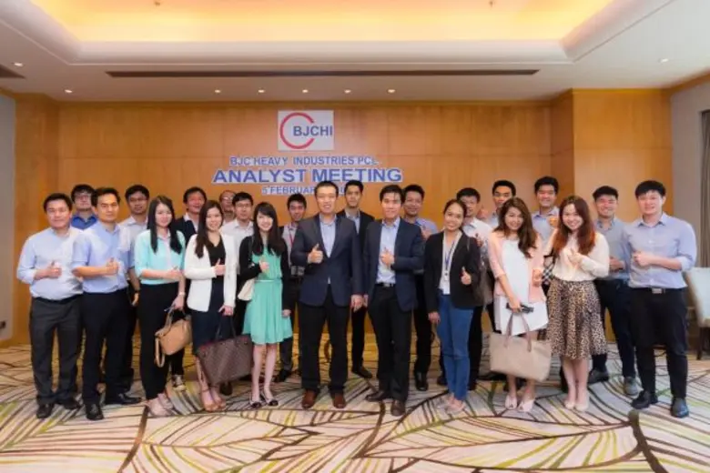 คุณยู ยูน (กลาง) ประธานเจ้าหน้าที่ฝ่ายการ...