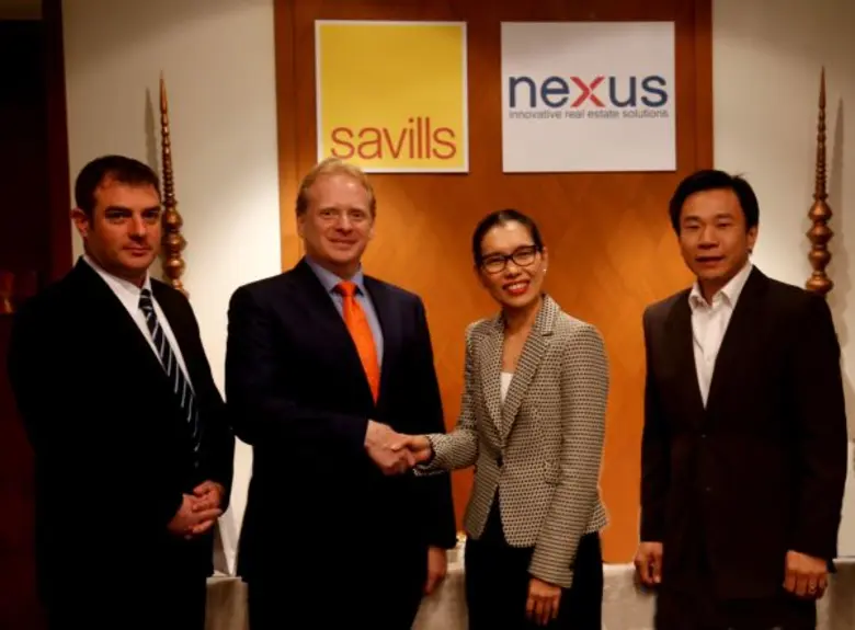 มร.โรเบิร์ต คอลลินส์ ซีอีโอ (ที่ 2 จากซ้า...