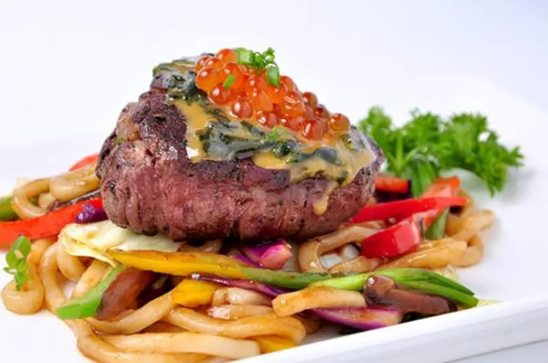 เชฟแอนดรูว์ บราวน์ เชฟใหญ่ของโรงแรมฯ ขอมอ...