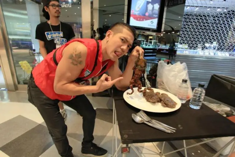 ทีวีไกด์: รายการ "ช่วยฉันที Do Me A Favor (ดูมีอะเฟเวอร์)" เต้ นันทศัย ถูก เจ จินตัย ท้ากินกบตัวบิ๊ก!!