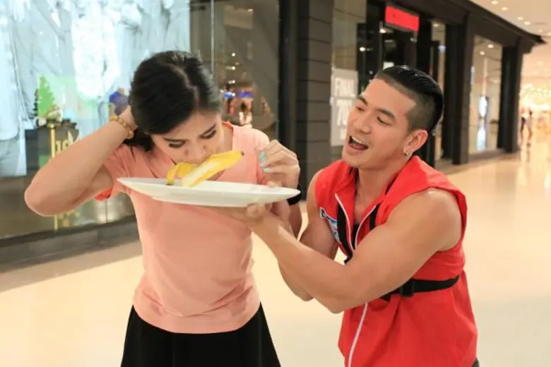 ทีวีไกด์: รายการ "ช่วยฉันที Do Me A Favor (ดูมีอะเฟเวอร์)" เต้ นันทศัย ถูก เจ จินตัย ท้ากินกบตัวบิ๊ก!!