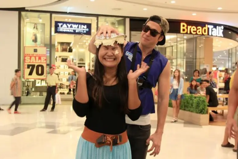 ทีวีไกด์: รายการ "ช่วยฉันที Do Me A Favor (ดูมีอะเฟเวอร์)" เต้ นันทศัย ถูก เจ จินตัย ท้ากินกบตัวบิ๊ก!!