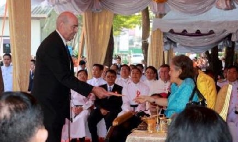 มร. ไมค์ แพล็กซ์ตัน ประธานเจ้าหน้าที่บริห...