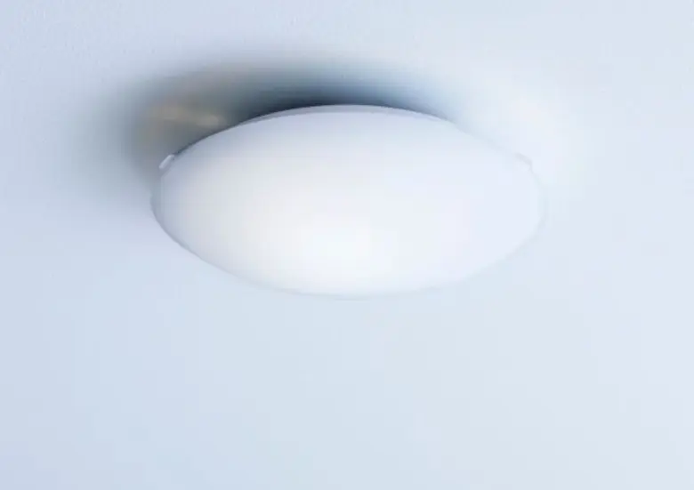 อิเกีย (IKEA) เรียกคืนโคมไฟเพดาน รุ่น HYBY/ฮือบี LOCK/ลอค และ RINNA/รีนน่า เนื่องจากโป๊ะโคมแก้วอาจหลุดลงมาเป็นอันตรายได้