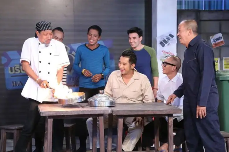 ทีวีไกด์: ซิทคอม "บริษัท ฮาไม่จำกัด" “ถั่วแระ เชิญยิ้ม” นายกสมาคมตลก เยือน “บริษัท ฮาไม่จำกัด” พร้อมปล่อยมุกฮาพิฆาต ตั๊ก – บอล – ค่อม!!!