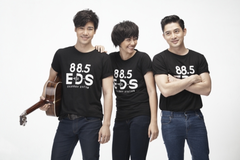 คลื่นเพลงไทยตั้งใจทำ 88.5 E-D-S (Everyday Station) เผยภาพเบื้องหลัง behind the scenes ก๊วนดีเจโพสท่า..บอกเลยพร้อมมาก!!!