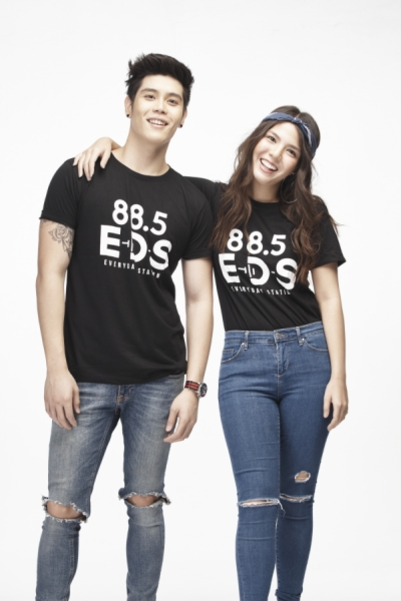 คลื่นเพลงไทยตั้งใจทำ 88.5 E-D-S (Everyday Station) เผยภาพเบื้องหลัง behind the scenes ก๊วนดีเจโพสท่า..บอกเลยพร้อมมาก!!!