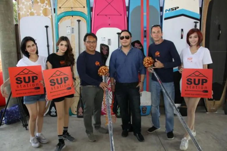 ดาร์ลิ่ง อารดา-น้ำหวาน กรรณาภรณ์ พร้อมเหล่าเซเลปคนดัง เปิดตัวกีฬาทางน้ำ SUP BOARD ไลฟ์สไตล์สปอร์ต